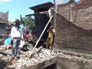 2 Bersaudara Ini Tewas Tertimpa Tembok Runtuh di Makassar 2 Bersaudara Ini Tewas Tertimpa Tembok Runtuh di Makassar