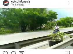 Siapa Pemotor Gila yang Nyelonong Lawan Arus di Tol Porong?