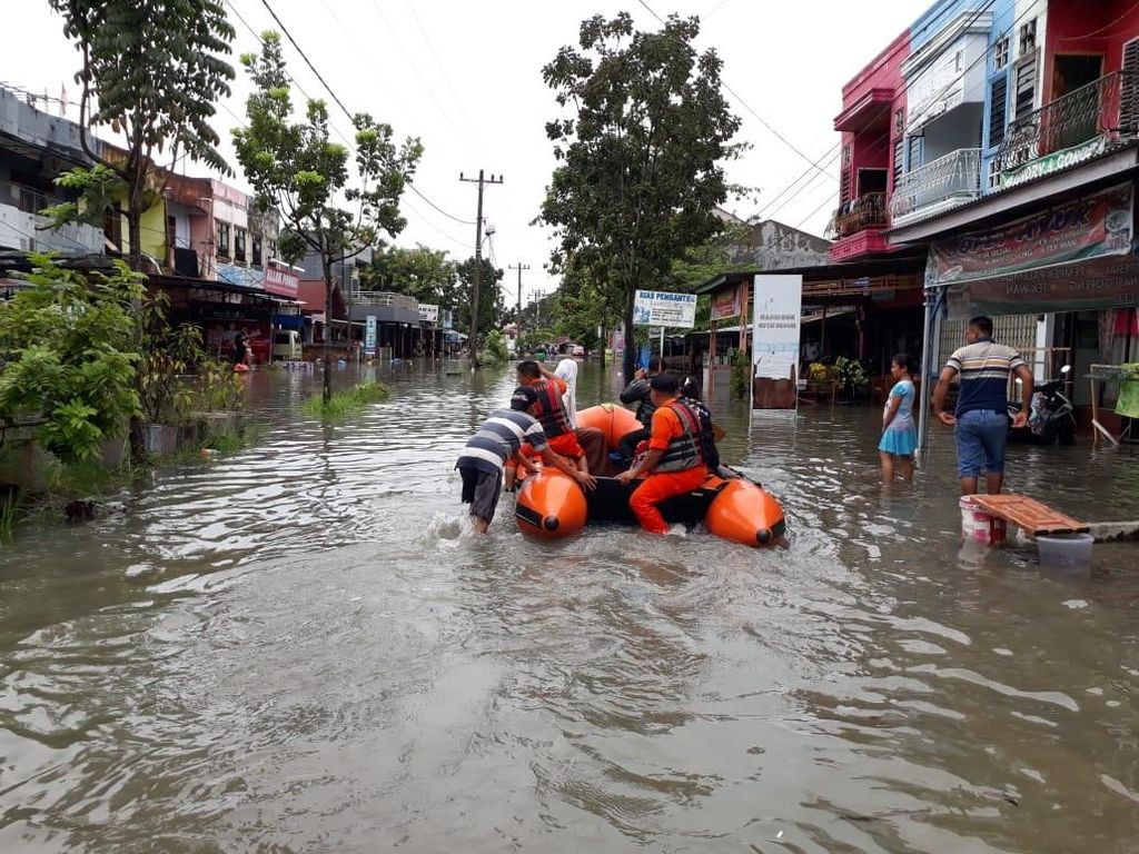 Warga Pekanbaru Dievakuasi dari Banjir, Ada Wanita Alami Keguguran Warga Pekanbaru Dievakuasi dari Banjir, Ada Wanita Alami Keguguran