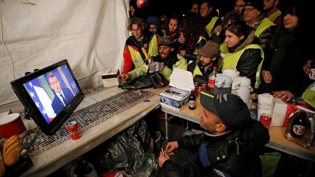 Presiden Macron Buka Suara Terkait Demo Rompi Kuning di Paris Presiden Macron Buka Suara Terkait Demo Rompi Kuning di Paris