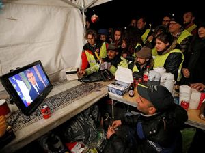 Presiden Macron Buka Suara Terkait Demo Rompi Kuning di Paris