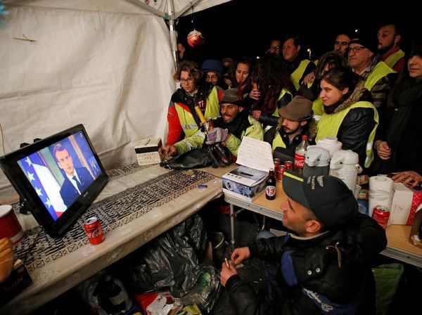 Presiden Macron Buka Suara Terkait Demo Rompi Kuning di Paris