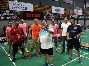 Melihat Gaya Bambang Brodjonegoro Bermain Bulutangkis