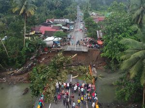 Jembatan Jalan Nasional di Bukittinggi Roboh Jembatan Jalan Nasional di Bukittinggi Roboh