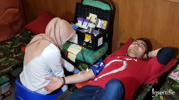 Surya Saputra donor darah.