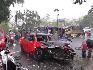 2 Mobil Tabrakan di Garut, 1 Orang Tewas