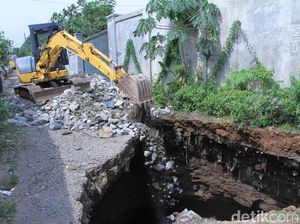 Lubang Besar di Jalan Kutawaringin Diuruk Petugas