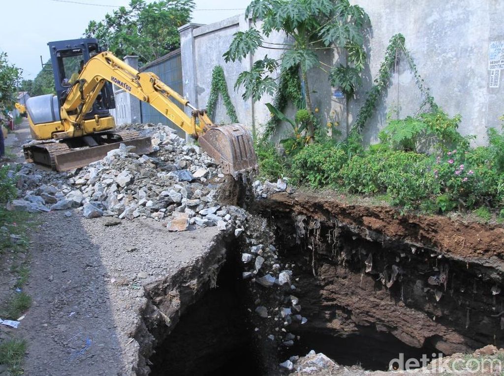 Lubang Besar di Jalan Kutawaringin Diuruk Petugas Lubang Besar di Jalan Kutawaringin Diuruk Petugas