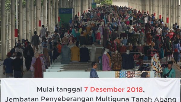 Ratusan Pedagang Mulai Tempati Kios di Skybridge Tanah Abang