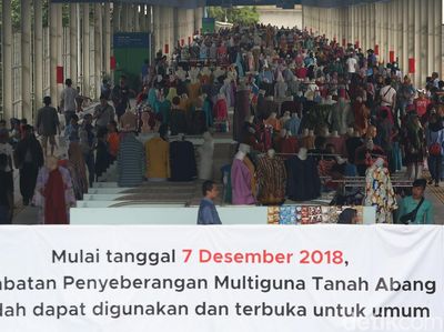 Ratusan Pedagang Mulai Tempati Kios di Skybridge Tanah Abang
