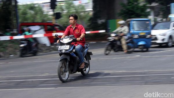 Warga Nekat Bertaruh Nyawa di Perlintasan Kereta