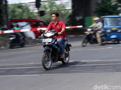 Warga Nekat Bertaruh Nyawa di Perlintasan Kereta