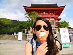 Nyanyian Makan Daging Anjing yang Hits hingga Pilot Cantik Doyan Es Krim Nyanyian Makan Daging Anjing yang Hits hingga Pilot Cantik Doyan Es Krim