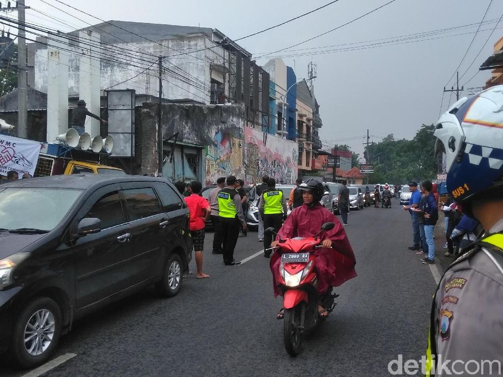 Ratusan Driver Ojol di Surabaya Geruduk Kantor Dua Aplikator Ratusan Driver Ojol di Surabaya Geruduk Kantor Dua Aplikator
