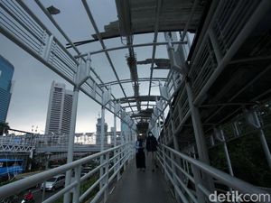 Miris! Atap JPO Dukuh Atas Bolong-bolong