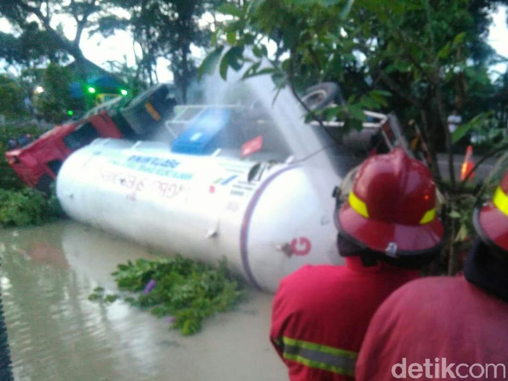 Truk Tangki LPG Terguling di Kebumen, Petugas Damkar Diterjunkan Truk Tangki LPG Terguling di Kebumen, Petugas Damkar Diterjunkan