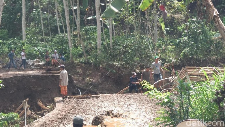 63 Rumah di Probolinggo Rusak Diterjang Banjir, 4 Jembatan Ambruk