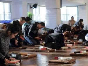 Polisi China Tahan Ratusan Jemaat Gereja Polisi China Tahan Ratusan Jemaat Gereja