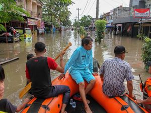 Banjir Landa Pekanbaru, Warga Dievakuasi