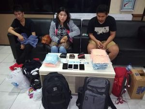Pasutri Pengedar Ganja Cair dan Ekstasi Ditangkap di Surabaya Pasutri Pengedar Ganja Cair dan Ekstasi Ditangkap di Surabaya