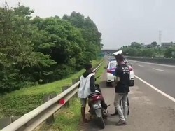 Nekat Nyelonong Tol Cipularang, Pemotor Ini Disergap Polisi