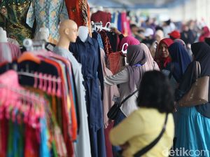 Pedagang Hepi Jualan di Skybridge Tanah Abang, Rame Sih!