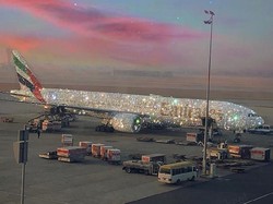 Heboh Foto Pesawat Emirates Bertabur Kristal, Ini Faktanya