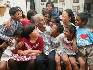 Inspiratif, Suami-Istri Beri Makan dan Sekolahkan Anak-anak Terlantar