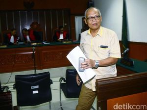 Ekspresi Caleg Gerindra Saat Divonis Hukuman Percobaan Ekspresi Caleg Gerindra Saat Divonis Hukuman Percobaan