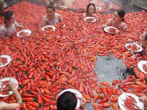 Keren! Wanita Ini  Menangkan Kompetisi Makan Cabe di Kolam Air Panas