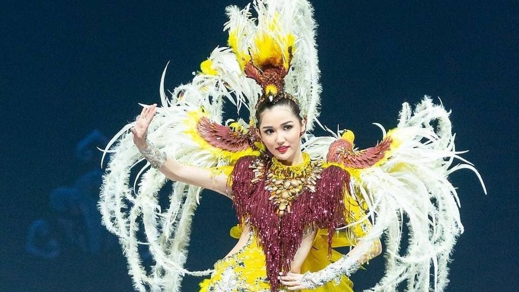 Foto: Aksi Puteri Indonesia Pakai Kostum Cendrawasih di Miss Universe 2018