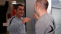 Iniesta juga bertemu dengan pelatih Barcelona, Ernesto Valverde. Keduanya sempat bekerja sama selama satu musim dan mempersembahkan satu trofi La Liga musim lalu. (Foto: Instagram @fcbarcelona)