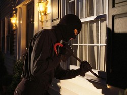 Pencuri Ini Masak Mie Instan di Dalam Rumah yang Dirampoknya