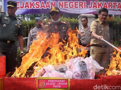 CD Porno, Narkoba, Hingga Sajam Dimusnahkan Kejari Jakbar
