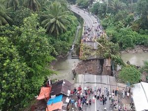Melihat dari Langit Jalan Penghubung Padang-Bukittinggi yang Ambles Melihat dari Langit Jalan Penghubung Padang-Bukittinggi yang Ambles