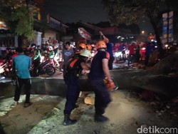 Pohon Tumbang di Jalan KSU Raya Depok, Lalin Macet Parah