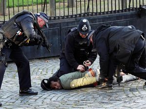 Polisi Tangkap Pria Penyusup Kompleks Gedung Parlemen Inggris