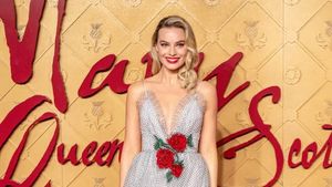 Cantiknya Margot Robbie Pakai Gaun Berbelahan Dada Rendah di Red Carpet
