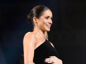 Selalu Pegang Perut Hamilnya, Meghan Markle Dinyinyirin Netizen Selalu Pegang Perut Hamilnya, Meghan Markle Dinyinyirin Netizen