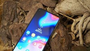 Deretan Smartphone Gahar dengan Lubang Kamera di Layar