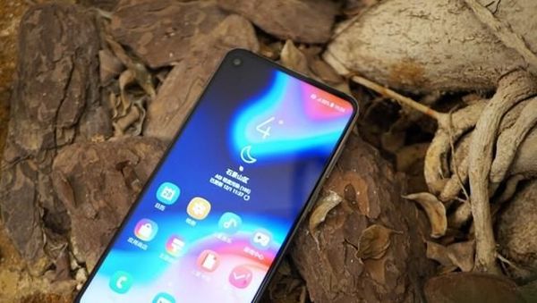 Deretan Smartphone Gahar dengan Lubang Kamera di Layar