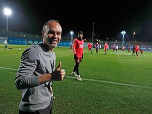 Video Hangatnya Barcelona Menyambut Iniesta