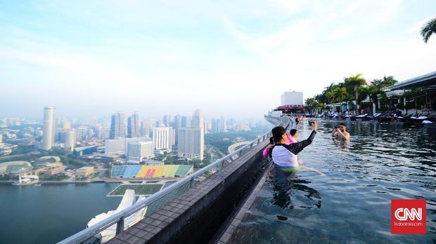 Marina Bay Sands merupakan salah satu hotel paling terkenal di Singapura. Dibuka sejak 2010, pada hotel ini terdapat casino dan  infinity swimming pool.