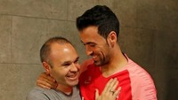 Setelah memutuskan hijrah ke Jepang untuk bermain di Vissel Kobe pada musim panas lalu, Andres Iniesta mengunjungi Ciutat Esportiva, kompleks latihan Barcelona. Iniesta langsung disambut mantan rekan-rekannya seperti Sergio Busquets. (Foto: Instagram @fcbarcelona)