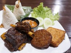 Raja Uduk : Gurihnya Nasi Uduk Pontianak dengan Iga Bakar Berdaging Tebal