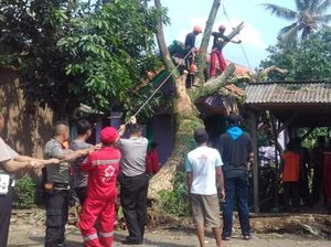 Puluhan Rumah Rusak Akibat Puting Beliung di Cianjur Puluhan Rumah Rusak Akibat Puting Beliung di Cianjur