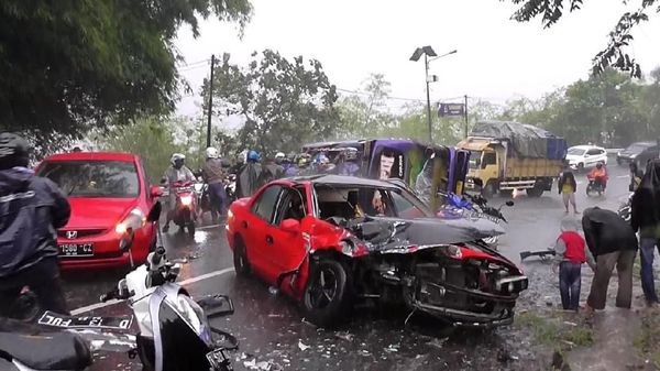 Penampakan Mobil yang Terlibat Tabrakan Maut di Garut