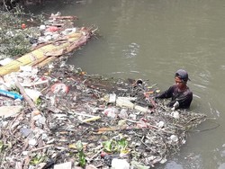 Hamparan Sampah di Kali Samping Unisma Bekasi Dibersihkan