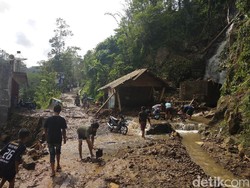 Dua Warga Tewas Korban Banjir di Probolinggo Dimakamkan