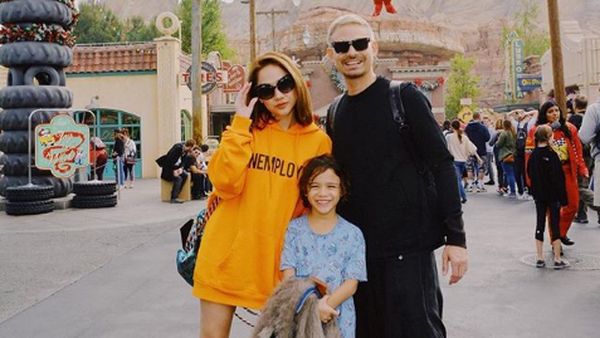 Serunya Quality Time Bunga Citra Lestari dan Keluarga